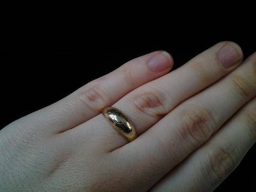 9ct GOLD VINTAGE RING