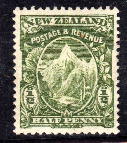NEW ZEALAND 1902 DEFIN 1/2d GREEN PERF 14 MOUNTED MINT. SG 302. CAT 10 POUNDS.