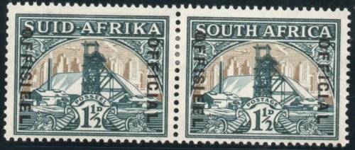 South Africa 1935-50 Official 1½d green & dull gold mm pair. SG O22b/SACC 26b. Cat £50/R800.