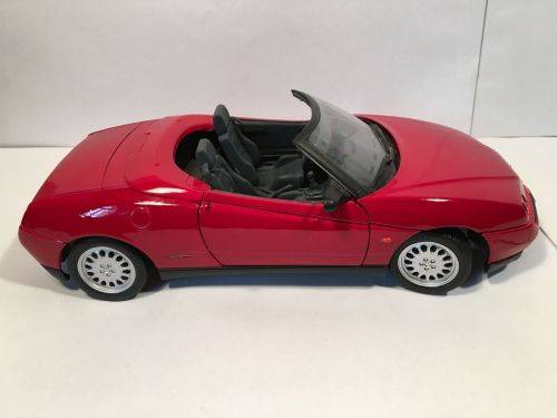 Alfa Romeo Spider 1/18 die cast model