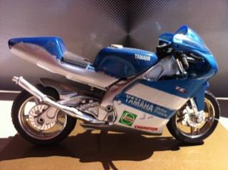 Yamaha TZ 250 M 1/18 die cast model