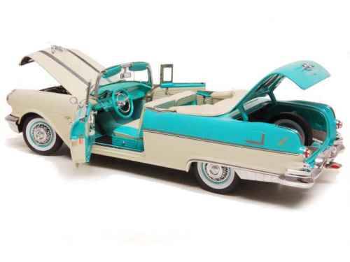 1955 Pontiac Starchief 1/18 BOXED `I love Lucy` die cast model.