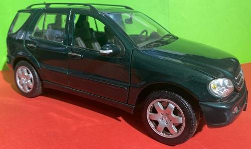 2001 Mercedes Benz ML 320 1/18 die cast model.