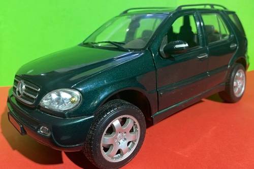 2001 Mercedes Benz ML 320 1/18 die cast model.