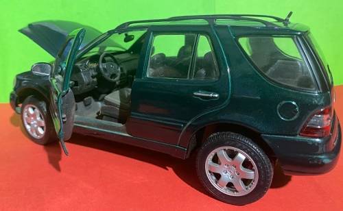2001 Mercedes Benz ML 320 1/18 die cast model.