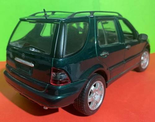 2001 Mercedes Benz ML 320 1/18 die cast model.