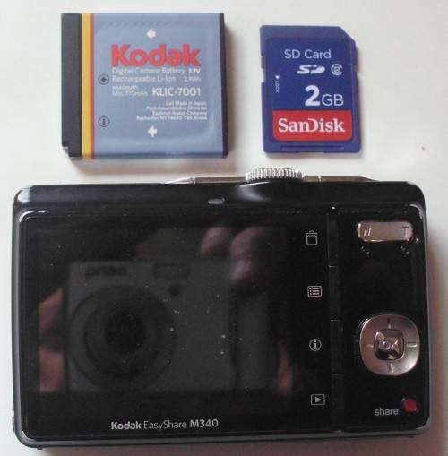 Kodak Camera - For Spares + Battery KLIC 7001 + 2gb Sd Card