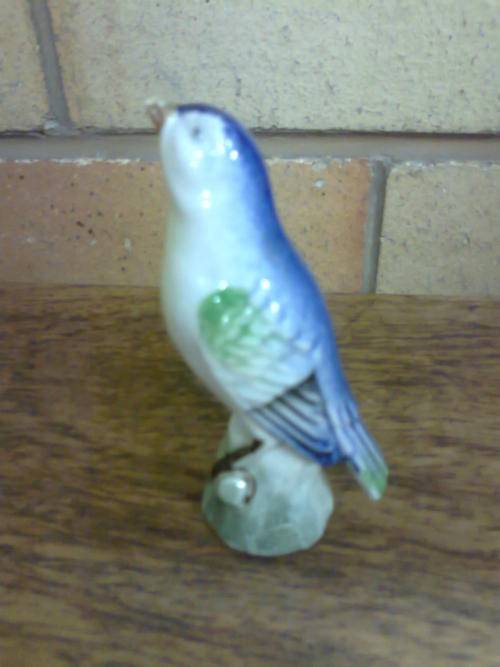 BEAUTIFUL BLUE PORCELAIN BIRD