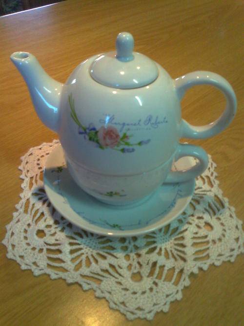 !!!BEAUTIFUL MARGARET ROBERTS TEA-FOR-ONE SET!!!
