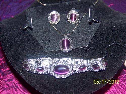 JEWELERY BOX WITH  5 PIECE JEWELRY SET - NEW