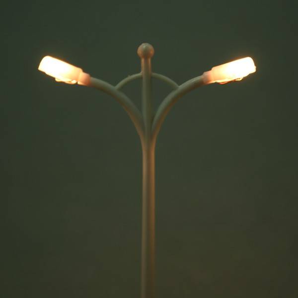 10 LAMPPOSTS  WHITE- N SCALE
