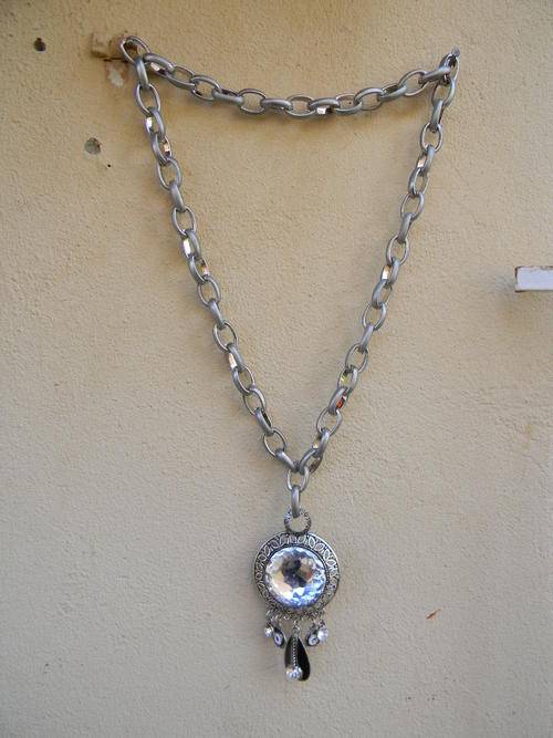 Stunning modern Necklace for only one bid. Chain length 60cm.