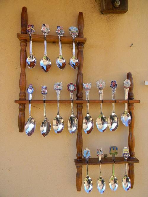 "WOW" 16 Stunning collector spoons from around the world with free rack. In good condition.