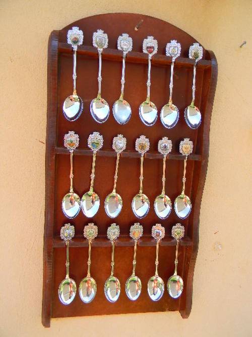 WOW 18 Souvenir spoons of SA towns with rack for only one bid.