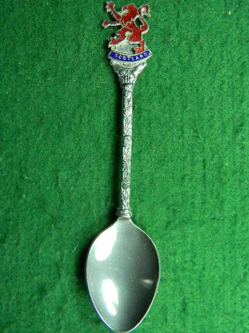 Lovely silverplated souvenir spoon of Scotland. In good condition.