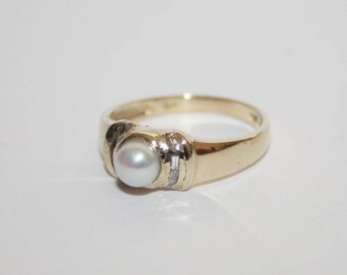 9ct Gold Pearl and Diamonds(small diamond on sides) Ring-Size- P1/2...2.8 Grams.