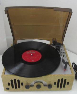 **Record Player**-Shenzhen-3 Speed 33/45/78 with FM/AM Radio....Excellent Condition.