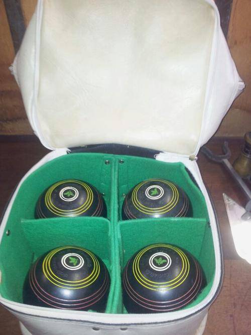 Four Henslite no 2 Super grip grass bowls in carry bag