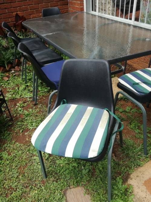 Glass garden/patio table and 6 chairs