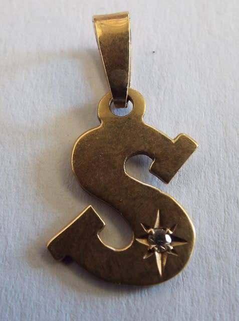 NICE,,,,S ,,,9 CT GOLD  Pendant WITH REAL DIAMOND