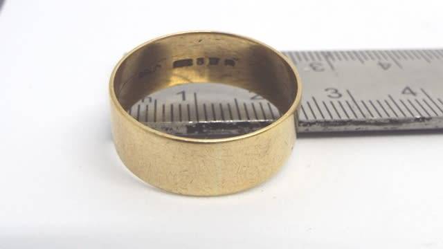 NICE vintage 9ct gold ring