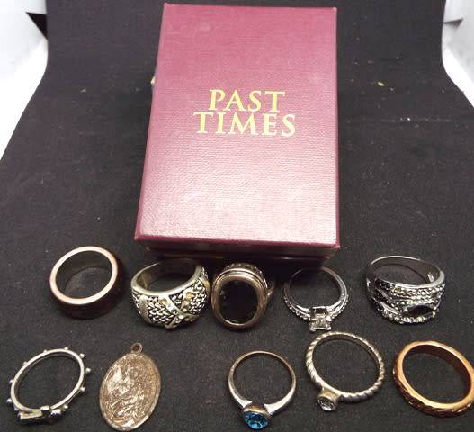 NICE PAST TIMES BOX WITH VINTAGE RINGS AND EAR RINGS AS 1 BULK LOT
