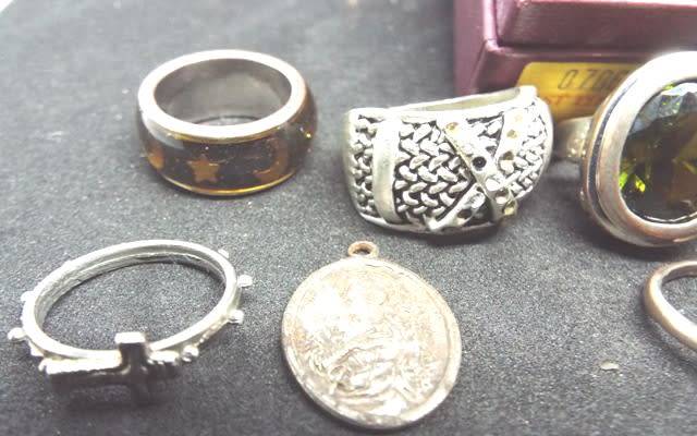 NICE PAST TIMES BOX WITH VINTAGE RINGS AND EAR RINGS AS 1 BULK LOT