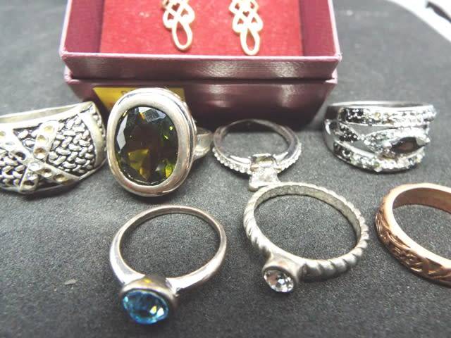NICE PAST TIMES BOX WITH VINTAGE RINGS AND EAR RINGS AS 1 BULK LOT