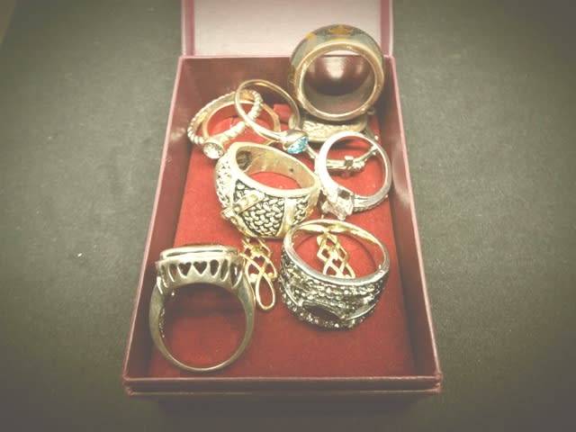 NICE PAST TIMES BOX WITH VINTAGE RINGS AND EAR RINGS AS 1 BULK LOT