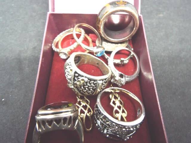 NICE PAST TIMES BOX WITH VINTAGE RINGS AND EAR RINGS AS 1 BULK LOT