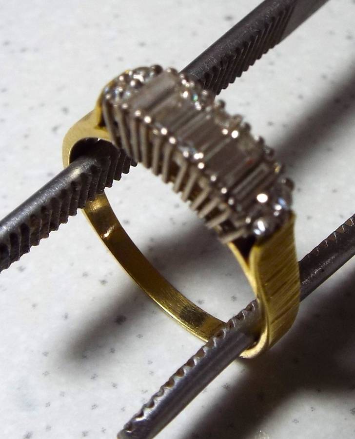 SOLID 18 ct gold  cluster ring 3.3 gram with  0.62 ct real diamonds