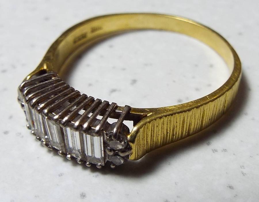 SOLID 18 ct gold  cluster ring 3.3 gram with  0.62 ct real diamonds