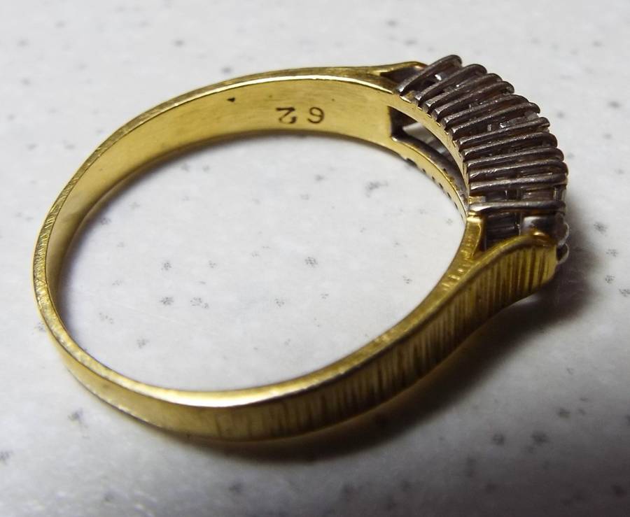 SOLID 18 ct gold  cluster ring 3.3 gram with  0.62 ct real diamonds