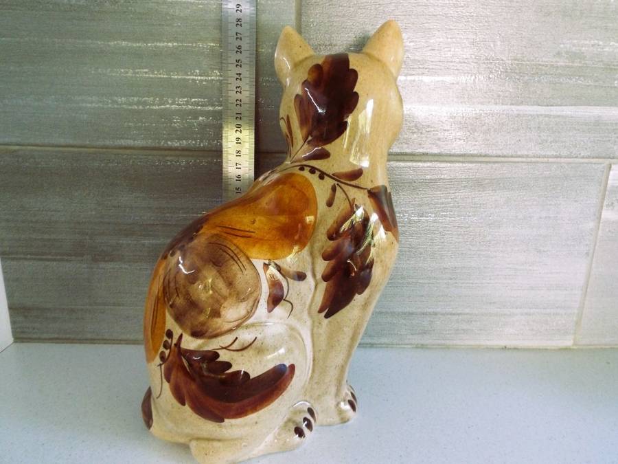WOW,,,,, nice big porcelain cat  ,,,  Collectors Dream!!
