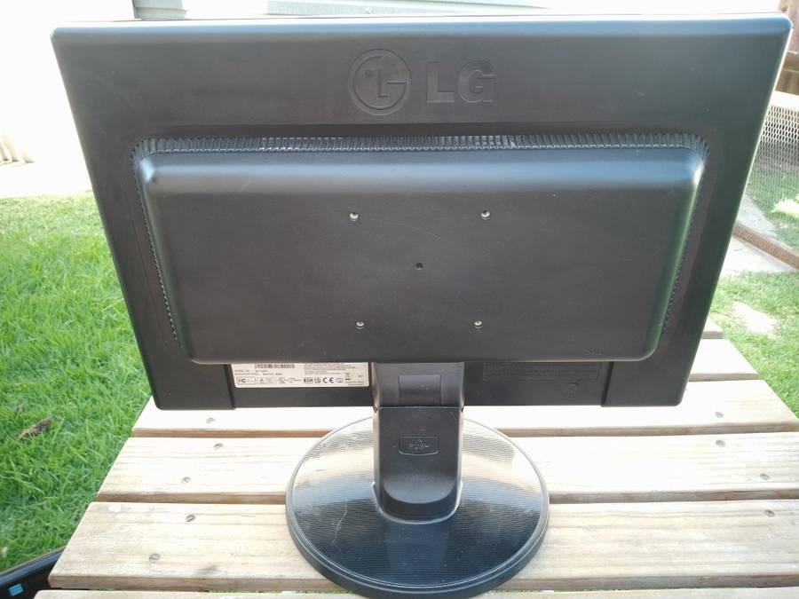 LG FLATRON 17` WIDE MONITOR
