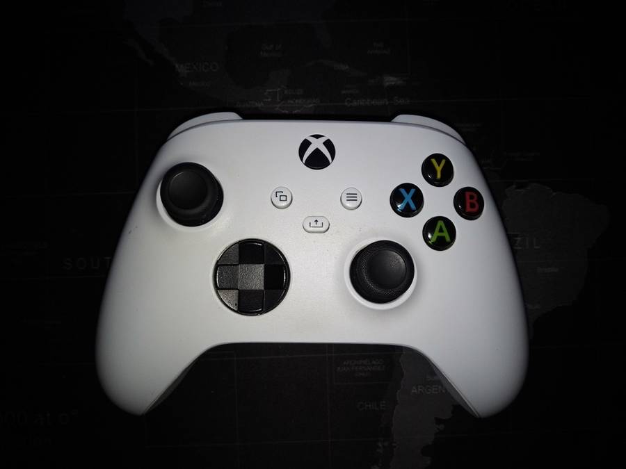 Mint Condition - Xbox Series S 512SSD in Original Box. ( Rechargeable batteries + Charger incld. )