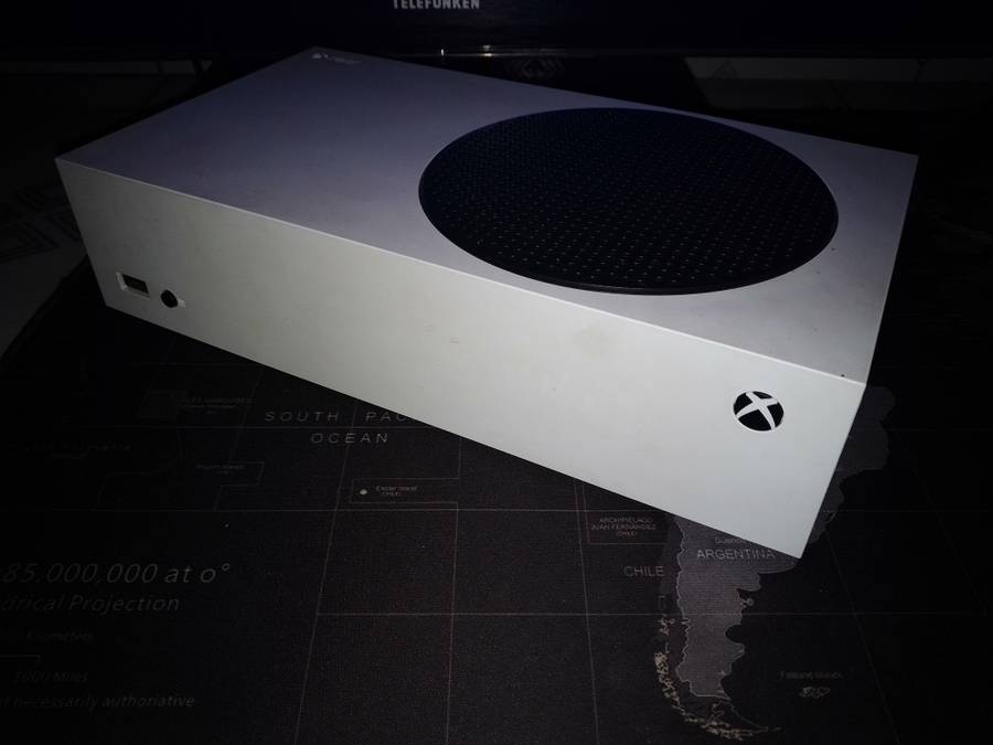 Mint Condition - Xbox Series S 512SSD in Original Box. ( Rechargeable batteries + Charger incld. )