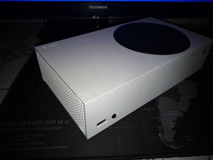 Mint Condition - Xbox Series S 512SSD in Original Box. ( Rechargeable batteries + Charger incld. )