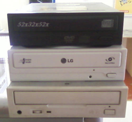1 X Dvd Writer, 1 X Cd Writer, 1 X Cd Rom