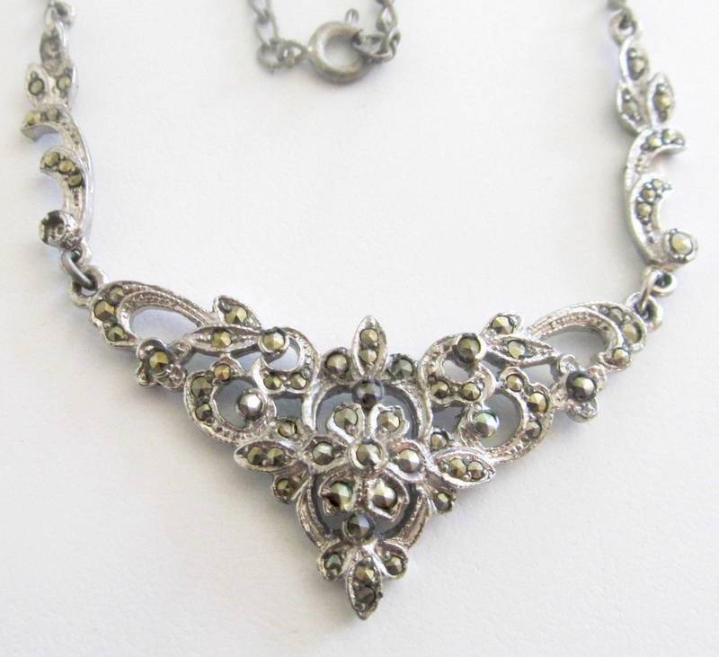 A COSTUME JEWELLERY MARCASITE NECKLACE AND MATCHING EARRINGS