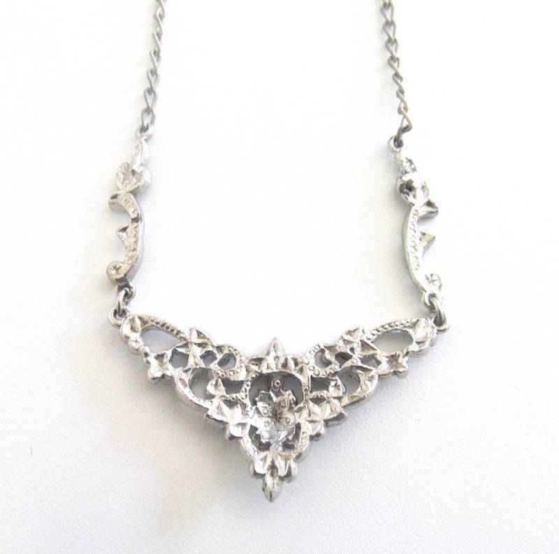 A COSTUME JEWELLERY MARCASITE NECKLACE AND MATCHING EARRINGS