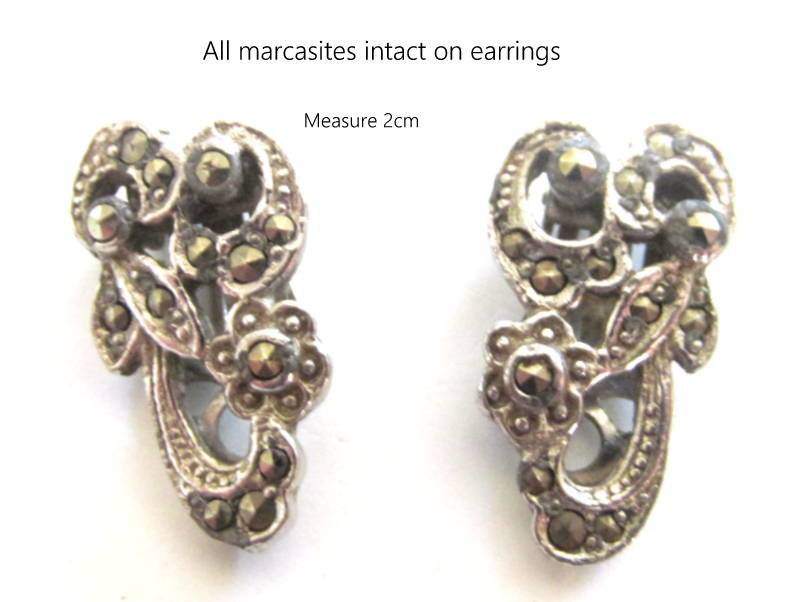 A COSTUME JEWELLERY MARCASITE NECKLACE AND MATCHING EARRINGS