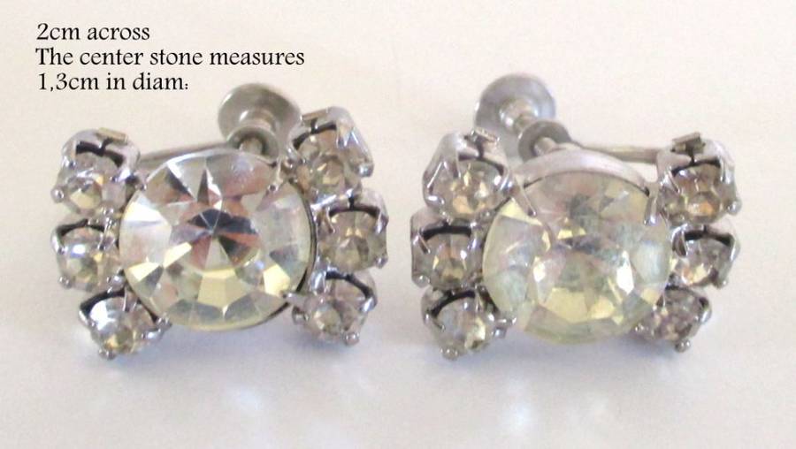 A RHINESTONE NECKLACE,EARRINGS AND A BROOCH