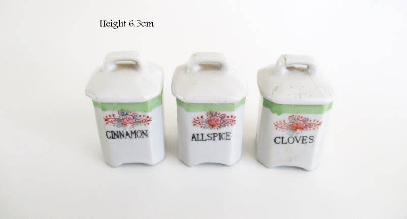 A CHILDS SPICE SET---READ