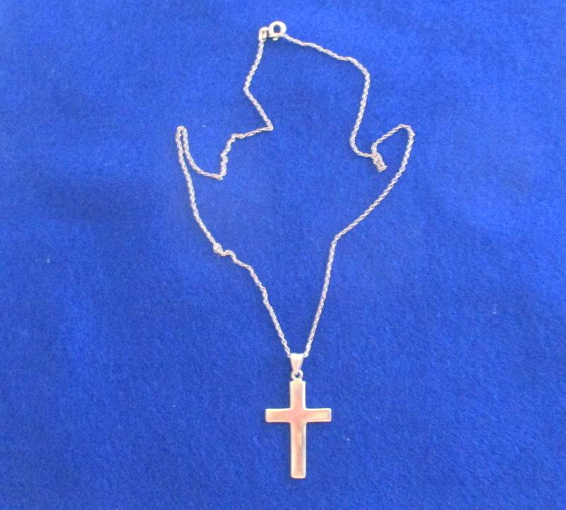 A VINTAGE SOLID SILVER CROSS AND CHAIN--Weight 3,5 gram