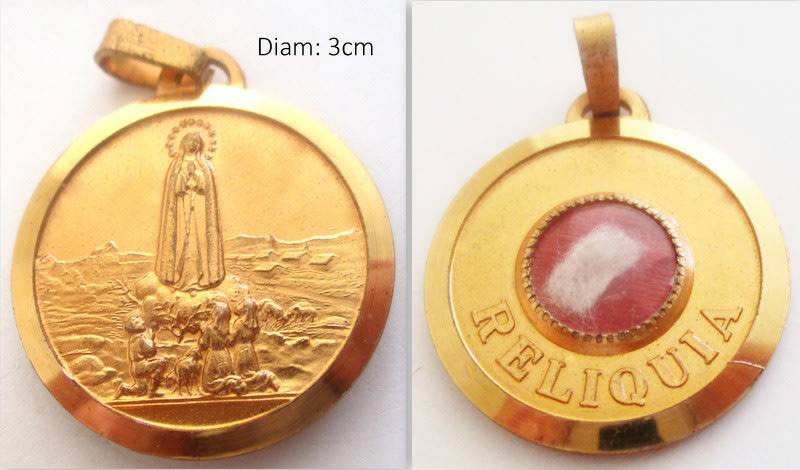 A LOT OF 12 RELIGIOUS MEDALLIONS AND CRUCIFIXES