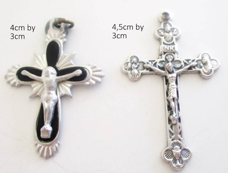 A LOT OF 12 RELIGIOUS MEDALLIONS AND CRUCIFIXES