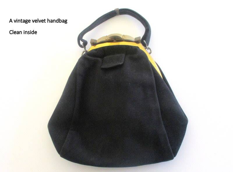 A VINTAGE MUSICAL POWDER COMPACT AND OTHER LADIES ITEMS