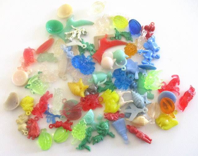 A VINTAGE DOMINO SET,VINTAGE CHARMS,MARBLES AND A VINTAGE GOOFY