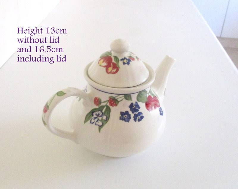 A DECORATVE TEAPOT--IN PERFECT CONDITION (A)